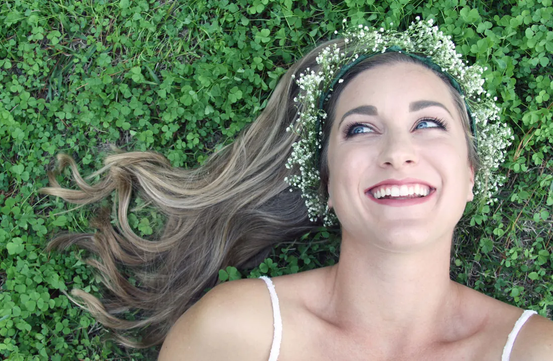 Mujer sonriendo al aire libre (foto de stock)
