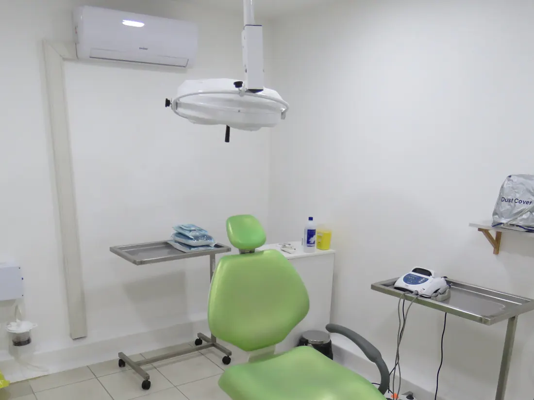 Box de atención de Clínica Alerces (foto real)