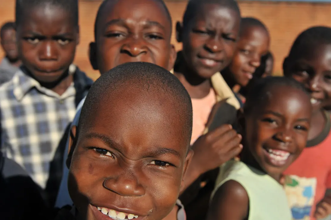 Niños sonriendo en jornada dental (foto de stock)