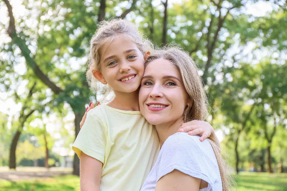 Madre e hija sonriendo (foto de stock)